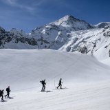 Des randonneurs s'exercent le long du parcours lors d'une conférence de presse, avant le départ de la prochaine édition de la Patrouille des Glaciers le samedi 13 avril 2024 à Arolla.